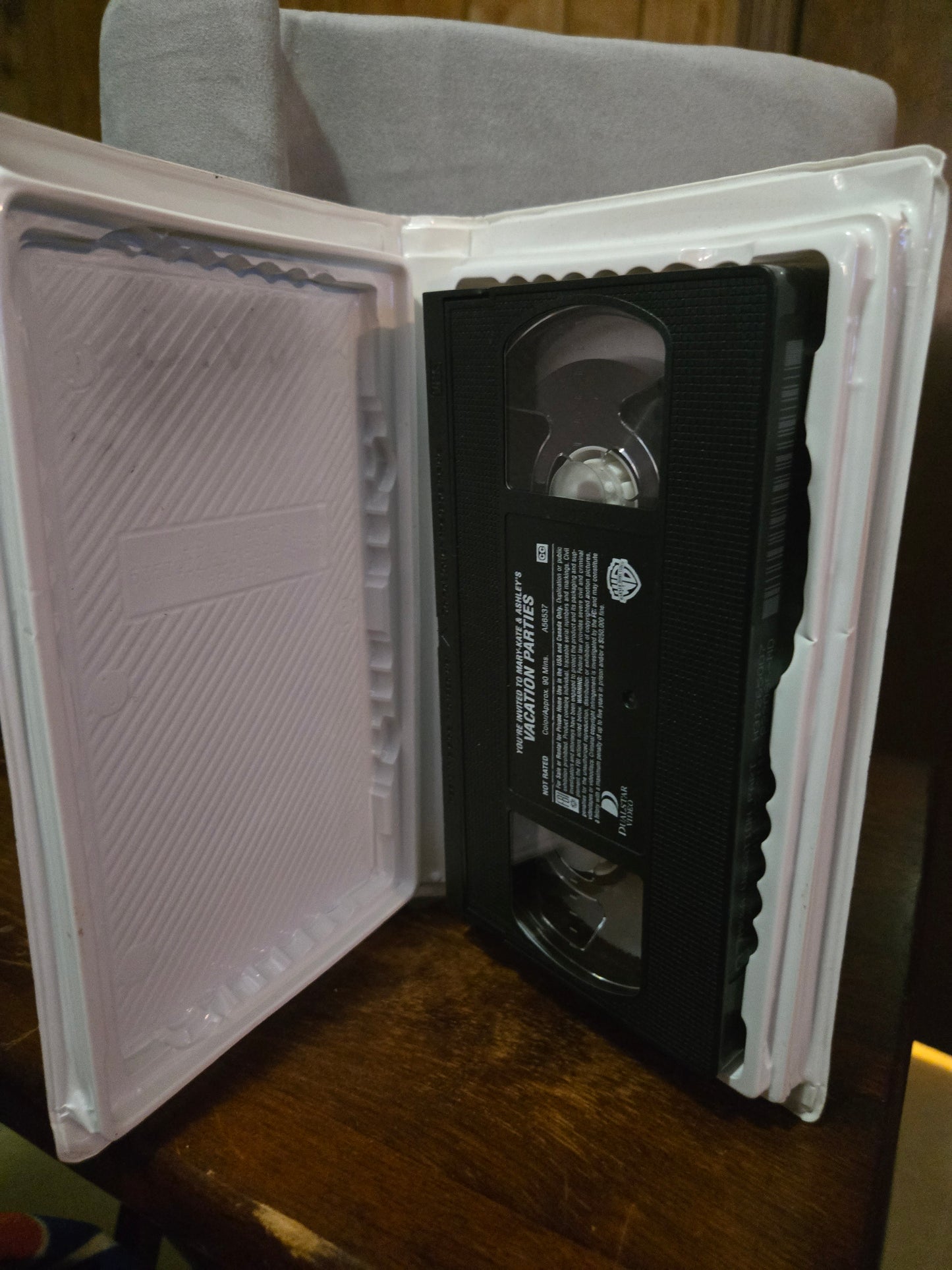 You're Invited To Mary-Kate & Ashley's Vacation Parties VHS