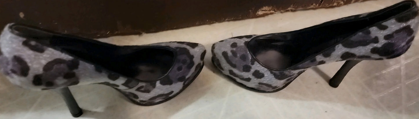 Guess by Marciano Leopard Print Round Toe Stilettos Size 6M